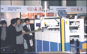 半自動糊箱機現場操作